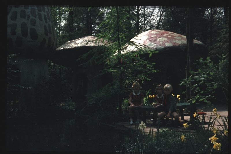 09.Efteling mei 1970 Brigitte,Marion,Peter.JPG